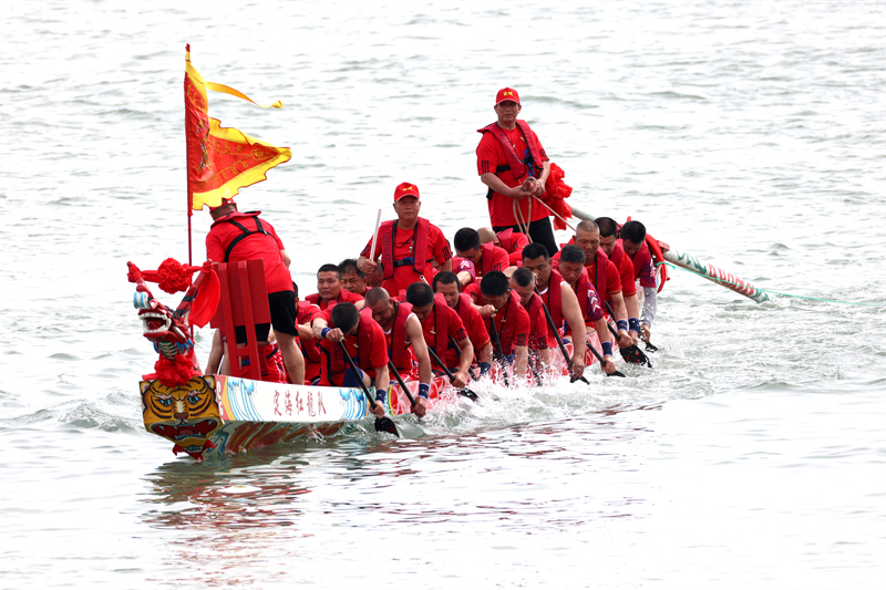 Fujian : une course de bateaux-dragons en mer à Lianjiang