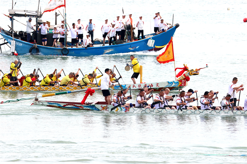 Fujian : une course de bateaux-dragons en mer à Lianjiang