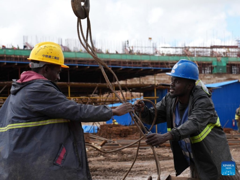 Du plan à la fraternité, comment le stade d'Arusha en Tanzanie s'élève avec le soutien de la Chine