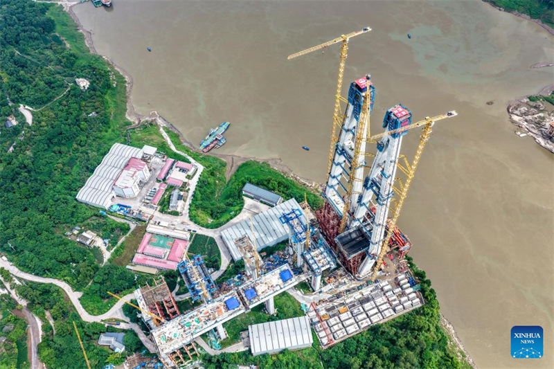 Chongqing : la tour nord du pont de Shituo sur le Yangtsé a reçu sa couverture