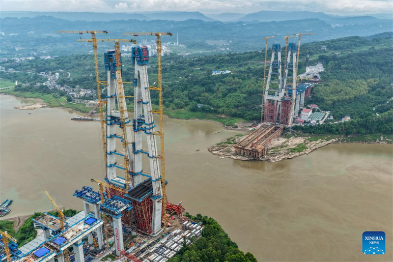 Chongqing : la tour nord du pont de Shituo sur le Yangtsé a reçu sa couverture