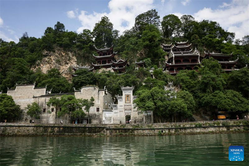 Guizhou : le complexe de grottes de Qinglong, des bâtiments anciens à flanc de falaise