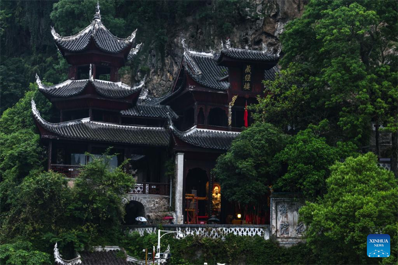 Guizhou : le complexe de grottes de Qinglong, des bâtiments anciens à flanc de falaise