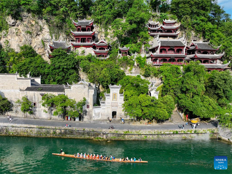Guizhou : le complexe de grottes de Qinglong, des bâtiments anciens à flanc de falaise
