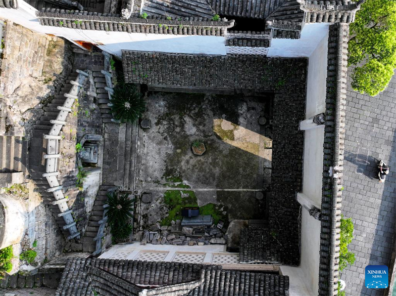 Guizhou : le complexe de grottes de Qinglong, des bâtiments anciens à flanc de falaise