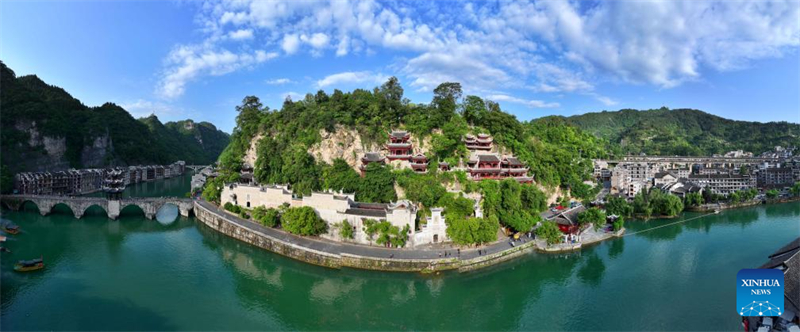 Guizhou : le complexe de grottes de Qinglong, des bâtiments anciens à flanc de falaise