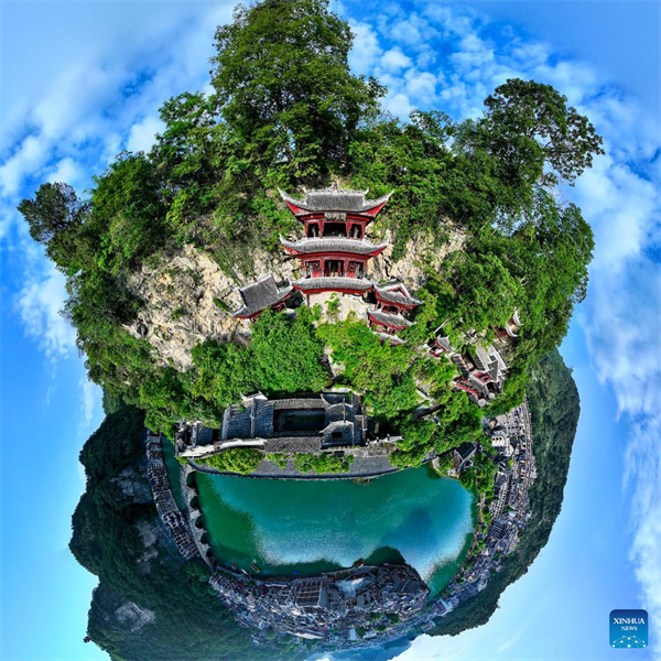 Guizhou : le complexe de grottes de Qinglong, des bâtiments anciens à flanc de falaise