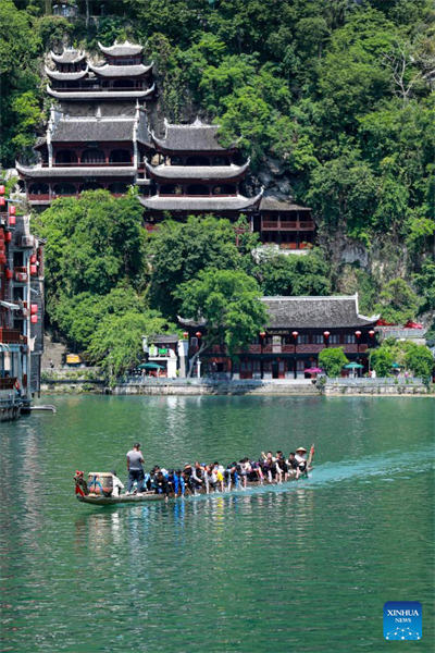 Guizhou : le complexe de grottes de Qinglong, des bâtiments anciens à flanc de falaise