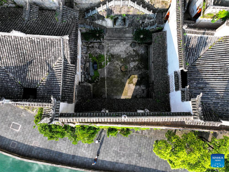 Guizhou : le complexe de grottes de Qinglong, des bâtiments anciens à flanc de falaise