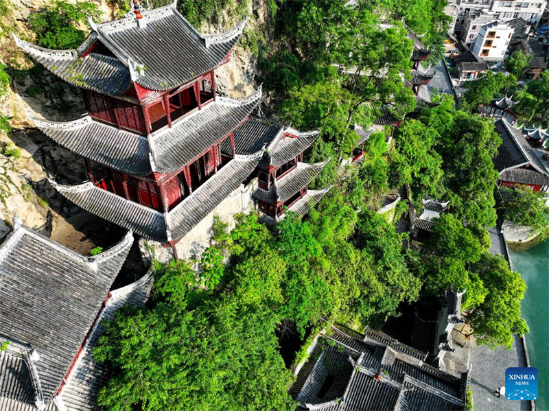 Guizhou : le complexe de grottes de Qinglong, des bâtiments anciens à flanc de falaise