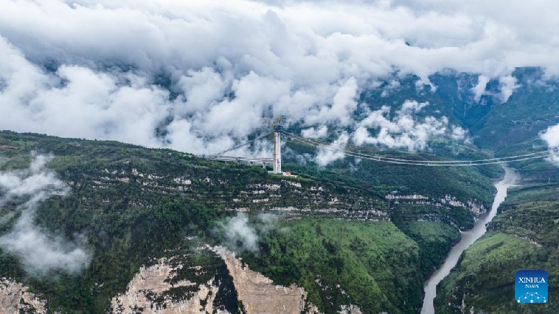 Guizhou : le grand pont de Tianmen en construction