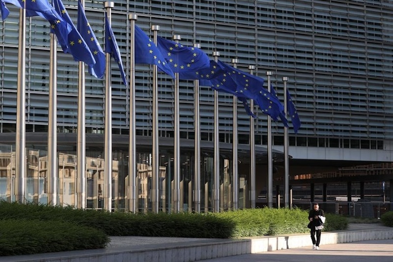 Photo prise le 23 mai 2025 montrant des drapeaux de l'Union européenne au siège de la Commission européenne à Bruxelles, en Belgique.  (Xinhua/Zhao Dingzhe)