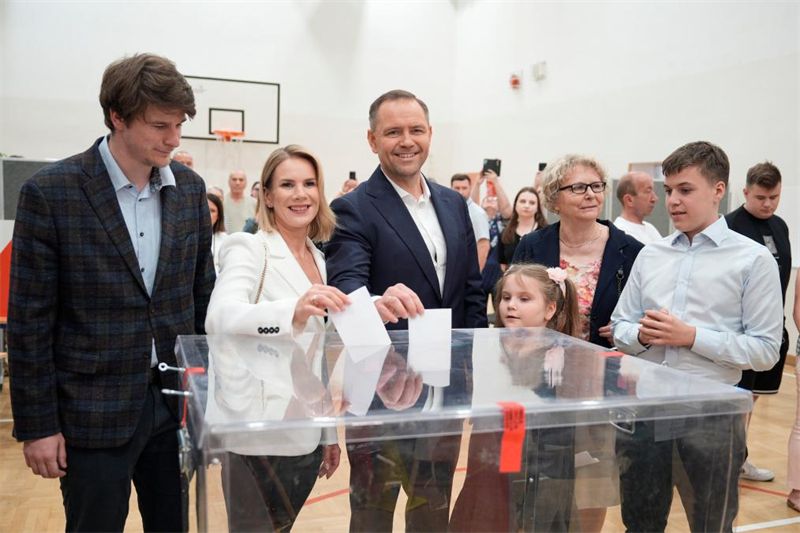 Karol Nawrocki (au centre), candidat indépendant à la présidentielle, vote avec sa femme Marta Nawrocka et ses enfants, lors du second tour de l'élection présidentielle, à Varsovie, en Pologne, le 1er juin 2025. (Xinhua/Jaap Arriens)