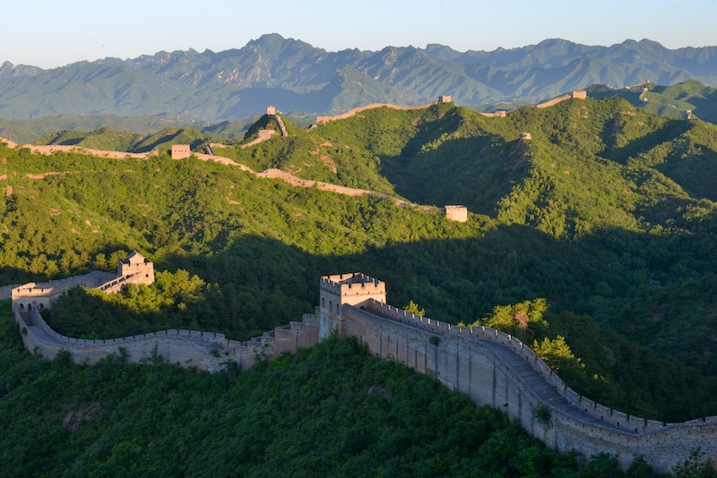 Hebei : le paysage pittoresque de la Grande Muraille entourée de montagnes vertes à Luanping