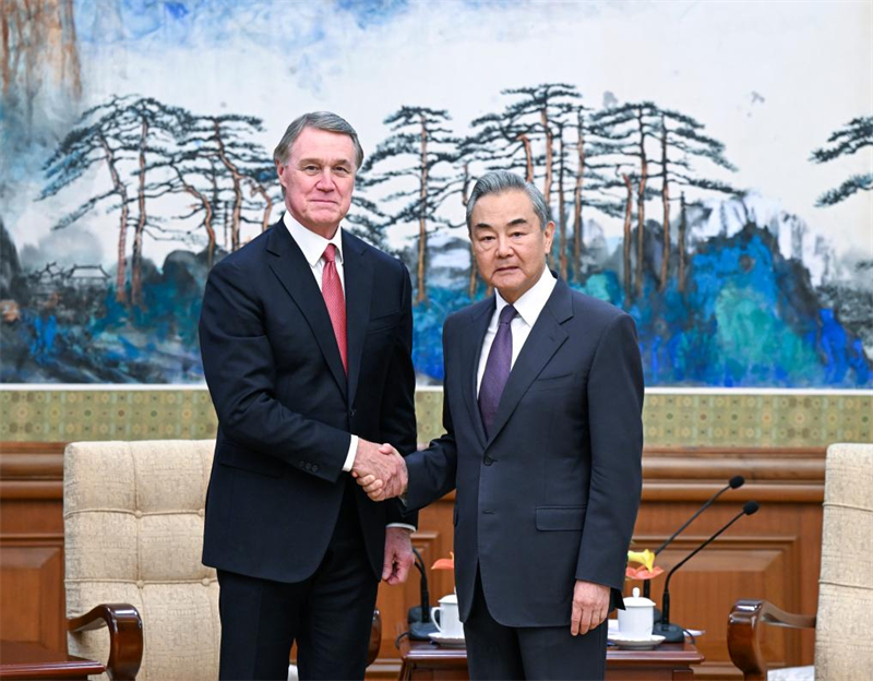 Le chef de la diplomatie chinoise rencontre l'ambassadeur des Etats-Unis en Chine et espère que ce dernier favorisera des relations bilatérales saines, stables et durables