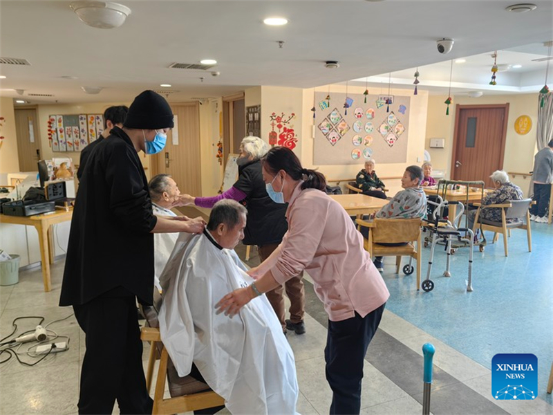 De nouvelles solutions de soins aux personnes âgées émergent pour soulager les familles