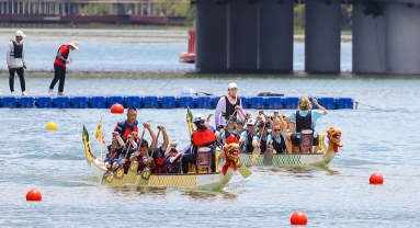 Hainan : des jeunes étrangers participent à une course de bateaux-dragons à Sanya