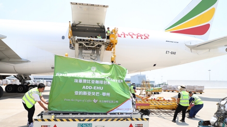 Un vol consacré au transport de café en provenance d'Afrique apporte une nouvelle touche aromatique à la coopération sino-africaine