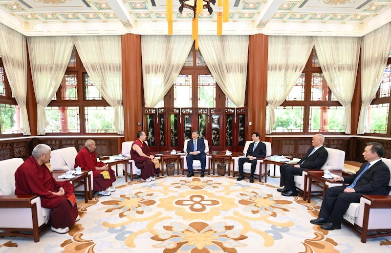 Xi Jinping reçoit la visite du panchen Rinpoch