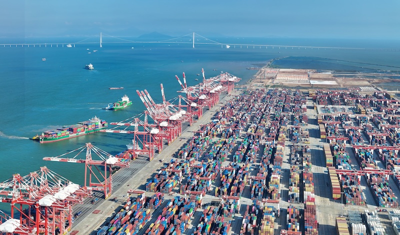 Guangdong : les opérations de chargement et de déchargement battent leur plein au terminal de Nansha à Guangzhou