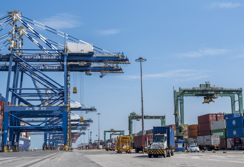Guangdong : les opérations de chargement et de déchargement battent leur plein au terminal de Nansha à Guangzhou