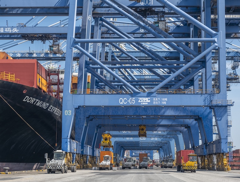 Guangdong : les opérations de chargement et de déchargement battent leur plein au terminal de Nansha à Guangzhou