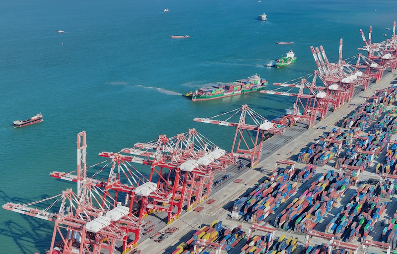Guangdong : les opérations de chargement et de déchargement battent leur plein au terminal de Nansha à Guangzhou