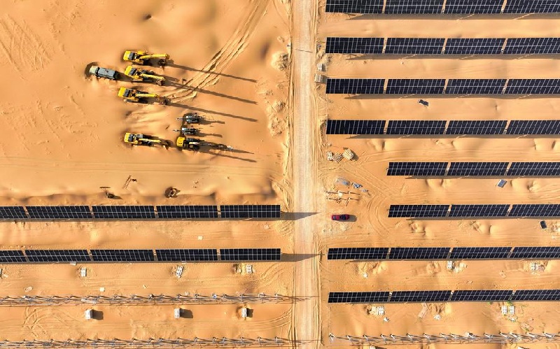 Mongolie intérieure :  des projets photovoltaïques transforment les terres sableuses des déserts de Kubuqi et d'Ulan Buh en « mers bleues »