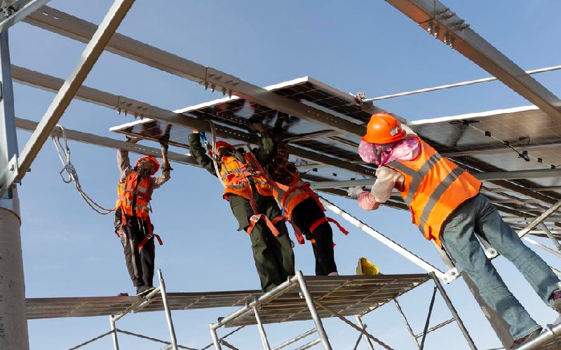 Mongolie intérieure :  des projets photovoltaïques transforment les terres sableuses des déserts de Kubuqi et d'Ulan Buh en « mers bleues »