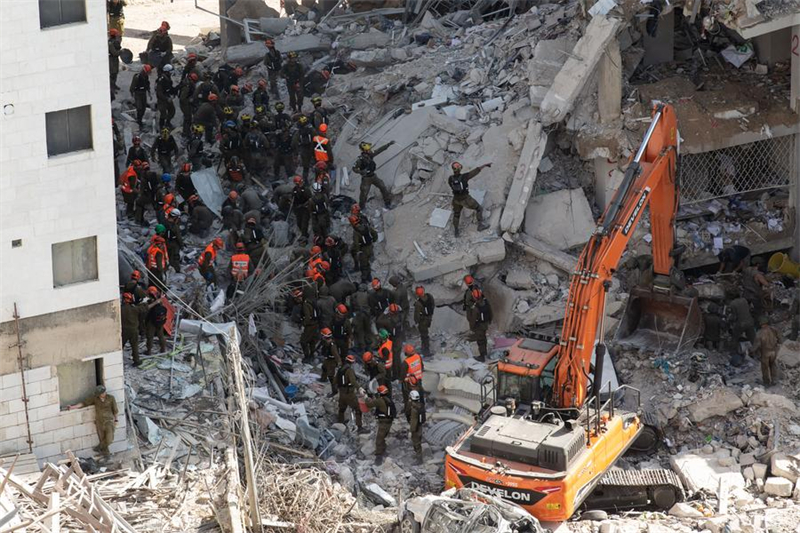 Les forces de sécurité et de secours israéliennes interviennent sur les lieux où des bâtiments ont été endommagés par un missile tiré depuis l'Iran à Bat Yam, dans le centre d'Israël, le 15 juin 2025. Selon la chaîne de télévision publique israélienne Kan TV News, le bilan des frappes iraniennes depuis vendredi s'élève à 14 morts. (Xinhua/Chen Junqing)