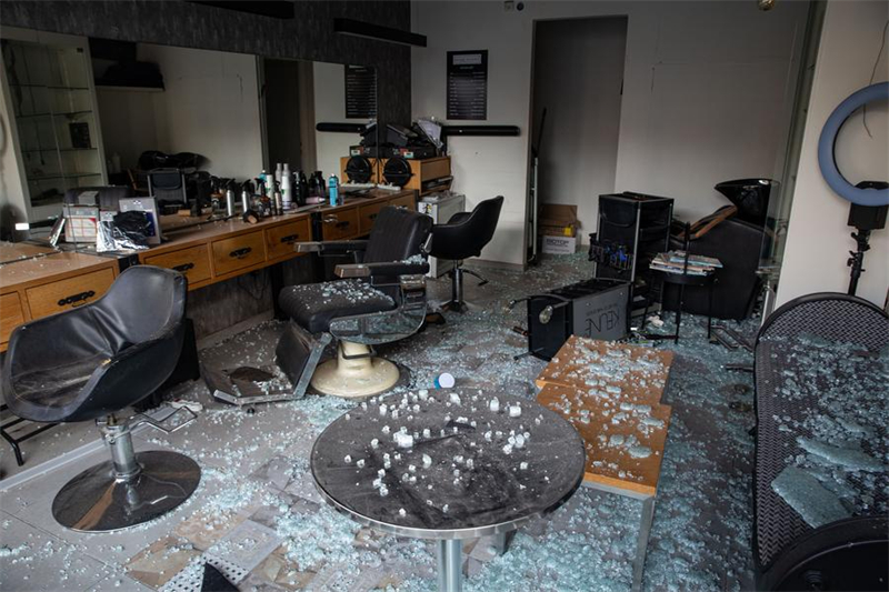 Photo prise le 15 juin 2025 montrant un salon de coiffure endommagé par un missile tiré depuis l'Iran à Rehovot, dans le centre d'Israël. (Xinhua/Chen Junqing)