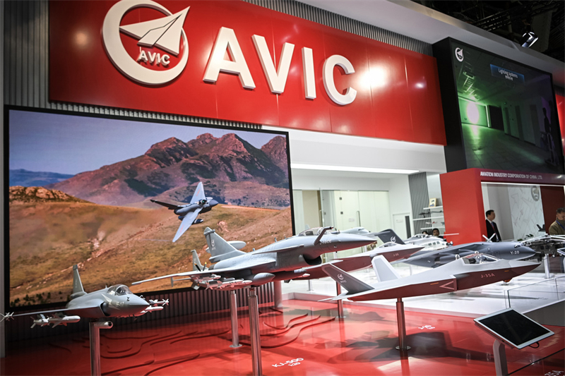 Le chasseur chinois J-10CE fait sensation au Salon de l'aéronautique du Bourget à Paris