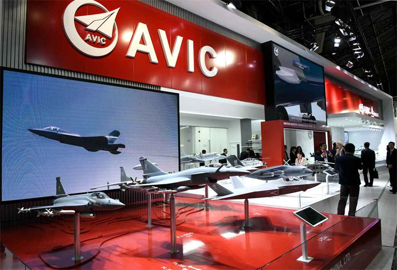Le chasseur chinois J-10CE fait sensation au Salon de l'aéronautique du Bourget à Paris