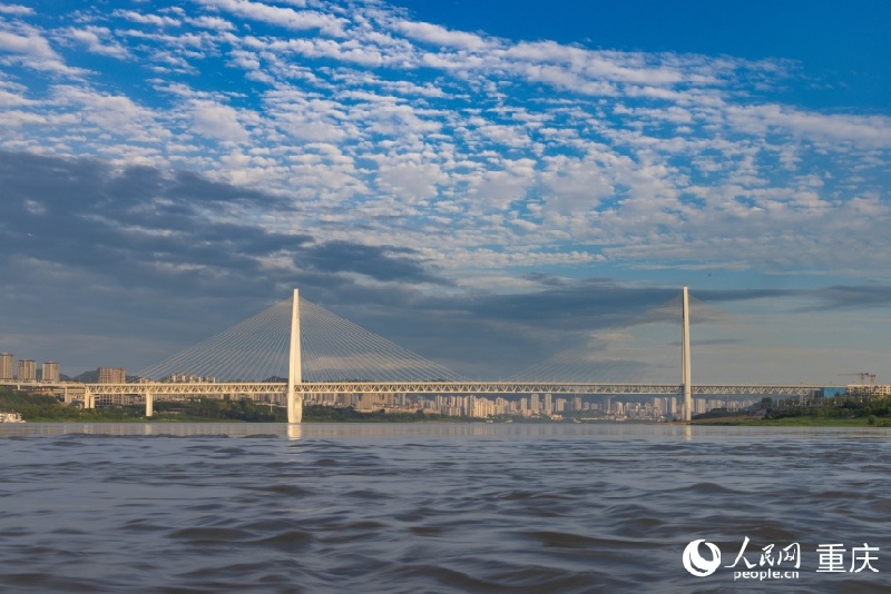 Chongqing :  un pont sur le Yangtsé à la conception unique qui séduit tous ses visiteurs