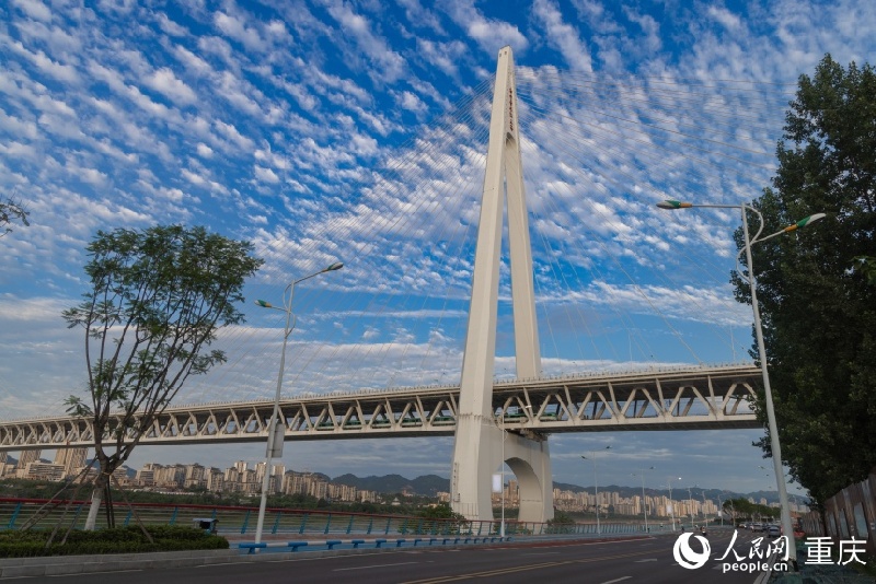 Chongqing :  un pont sur le Yangtsé à la conception unique qui séduit tous ses visiteurs