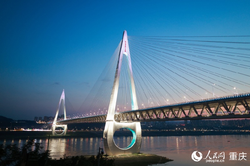 Chongqing :  un pont sur le Yangtsé à la conception unique qui séduit tous ses visiteurs