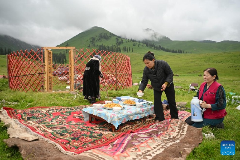 Xinjiang :  la transhumance d'été d'un berger et de son troupeau