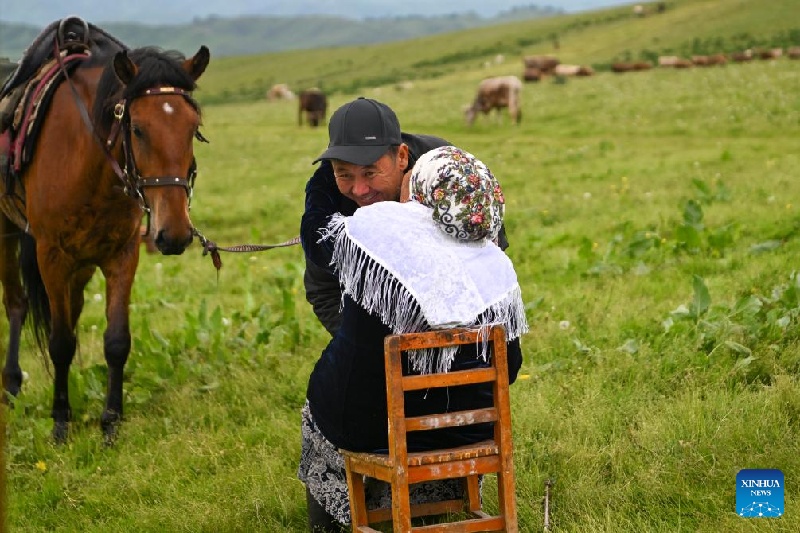 Xinjiang :  la transhumance d'été d'un berger et de son troupeau