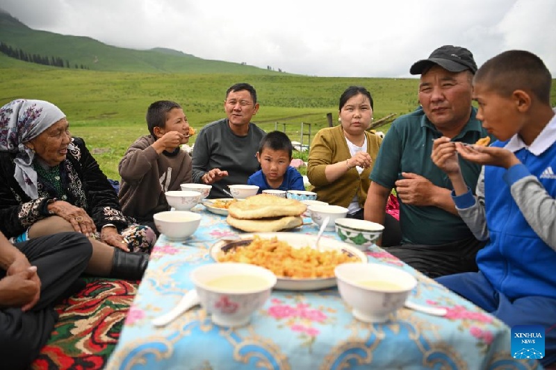 Xinjiang :  la transhumance d'été d'un berger et de son troupeau