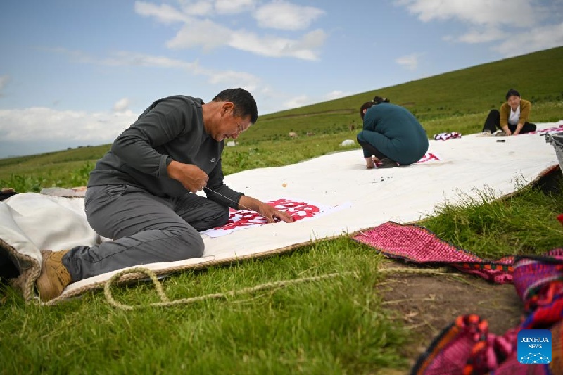 Xinjiang :  la transhumance d'été d'un berger et de son troupeau
