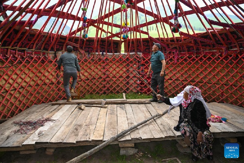 Xinjiang :  la transhumance d'été d'un berger et de son troupeau