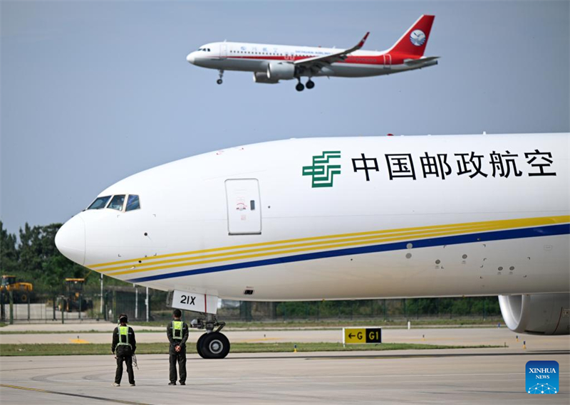China Postal Airlines lance une route internationale de fret Zhengzhou-Luxembourg