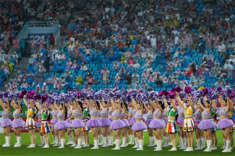 Des pom-pom girls lors d'un match de football entre l'équipe de Changzhou et celle de Nanjing, à Changzhou, ville de la province chinoise du Jiangsu (est), le 21 juin 2025. (Photo : Li Bo)