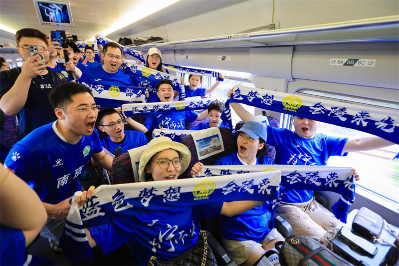 Des supporters de l'équipe de Nanjing dans un train affrété à destination de Huai'an, avant un match de football entre l'équipe de Nanjing et celle de Huai'an, à Nanjing, capitale de la province chinoise du Jiangsu (est), le 14 juin 2025. (Photo : Su Yang)