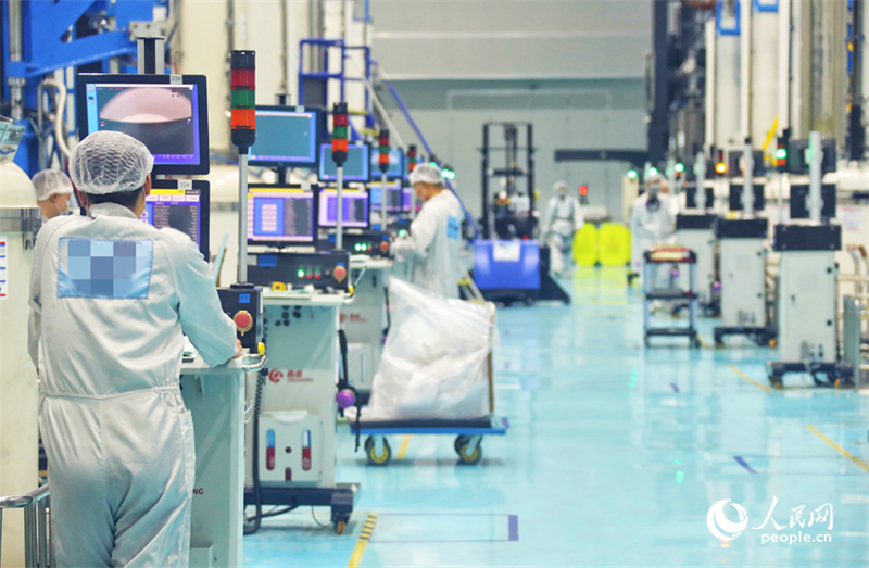Des employés vus dans l'atelier de production de Wafer Works (Zhengzhou) dans la zone économique de l'aéroport de Zhengzhou, capitale de la province du Henan (centre de la Chine). (Huo Yaping / Le Quotidien du Peuple en ligne)