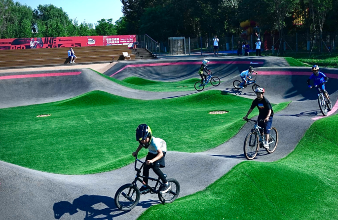 Liaoning : les joies estivales du pumptrack à Shenyang