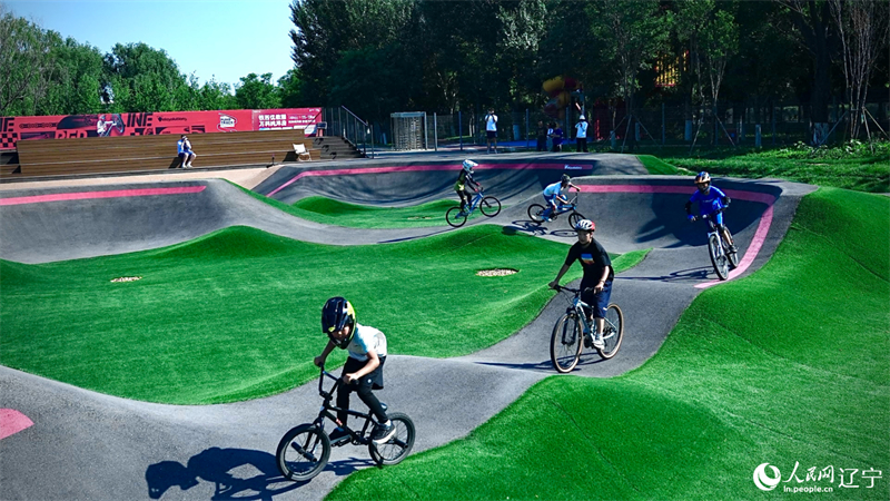 Liaoning : les joies estivales du pumptrack à Shenyang