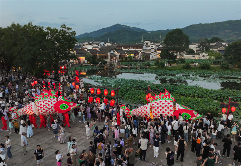Anhui : un défilé de lanternes-poissons estival dans le vieux village de Kanggu à Huangshan