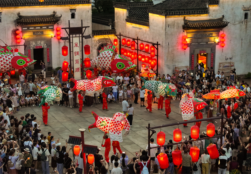 Anhui : un défilé de lanternes-poissons estival dans le vieux village de Kanggu à Huangshan