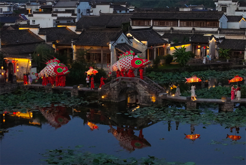 Anhui : un défilé de lanternes-poissons estival dans le vieux village de Kanggu à Huangshan